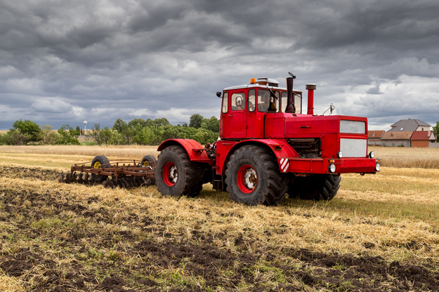 Traktor Kirovec při práci na poli – KIRSERVIS